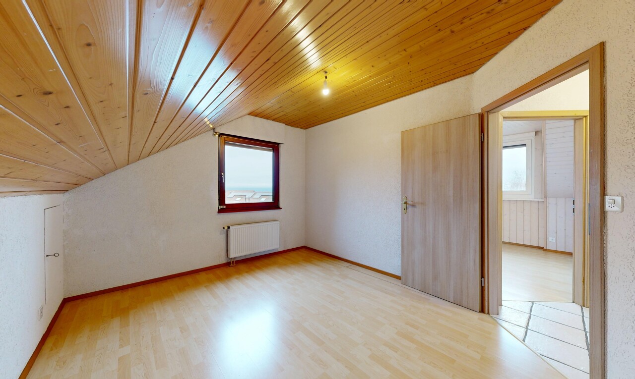 pièce vide avec plafond en bois, wood ceiling, sol en finition bois, wood finish floor, et inside property