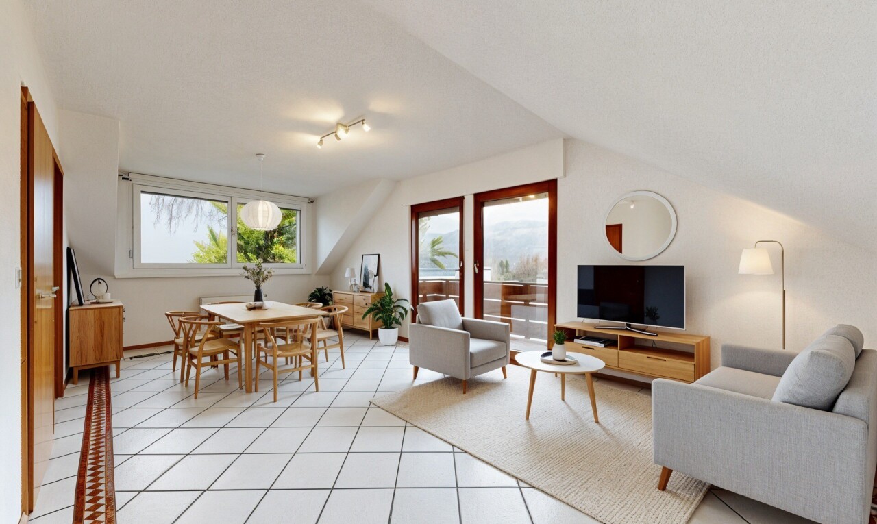 pièce vide avec radiateur, plafond voûté, vaulted ceiling, plafond bas, et low ceiling