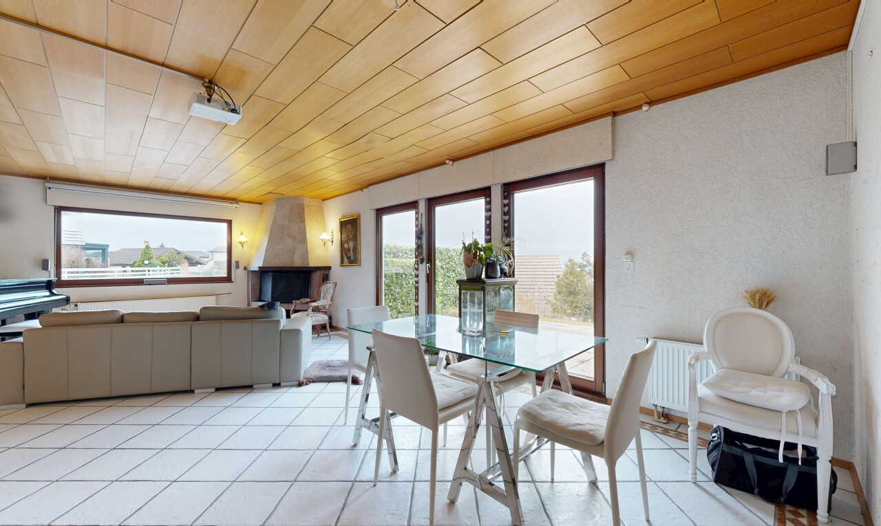 salon / salle à manger avec lumière naturelle, natural light, plafond en bois, wood ceiling, et inside property