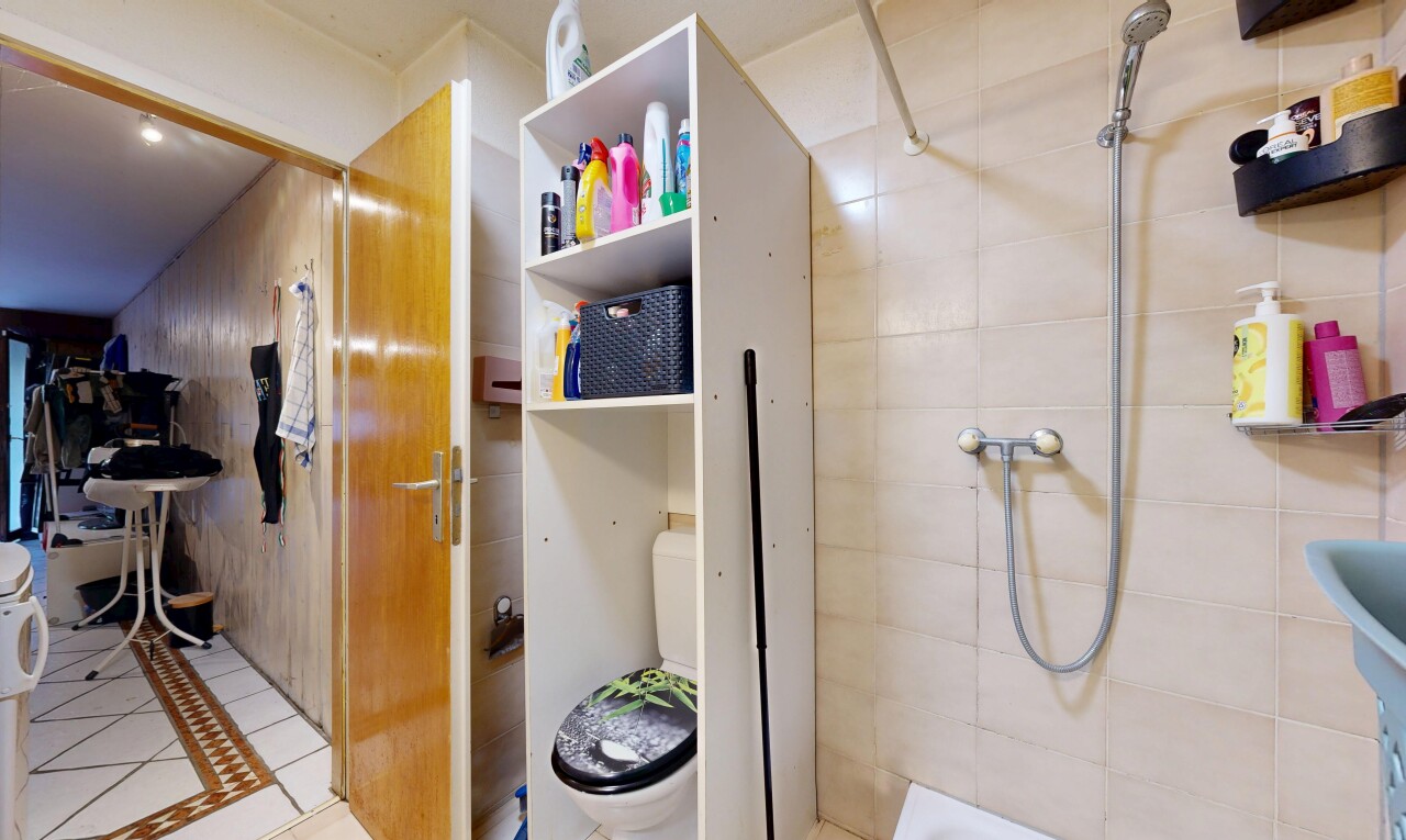 salle de bains avec salle de bain complète, inside property, toilette, sol en carrelage, et tile floor