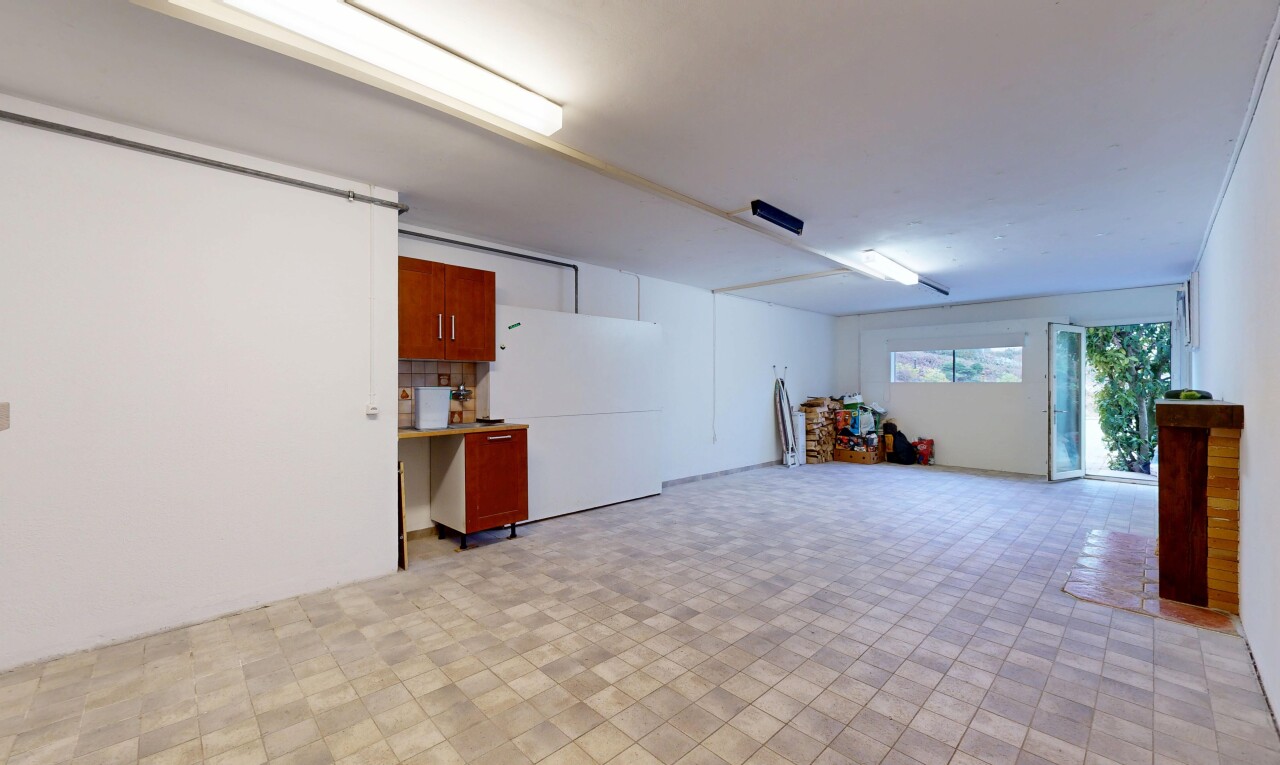 parking avec inside property