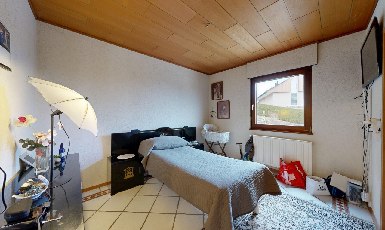 chambre avec plafond en bois, wood ceiling, radiateur, lumière naturelle, et natural light
