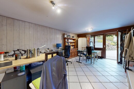 salon / salle à manger avec mur en bois, wood wall, espace bureau, sol en carrelage, et tile floor