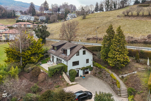 façade avec allée, bardage en stuc, toit mansardé, vue sur les bois, et woods view