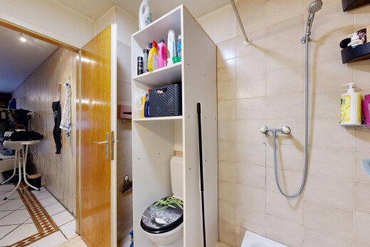 salle de bains avec salle de bain complète, inside property, toilette, sol en carrelage, et tile floor