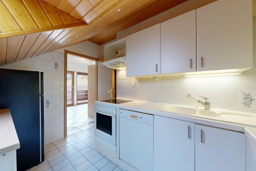 cuisine avec réfrigérateur, plans de travail, plafond en bois, wood ceiling, et lave-vaisselle