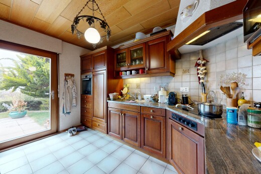 cuisine avec armoires élevées, lumière naturelle, natural light, hotte, et plafond en bois