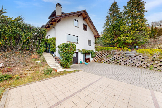 façade avec escaliers, bardage en stuc, day time, allée, et property visible