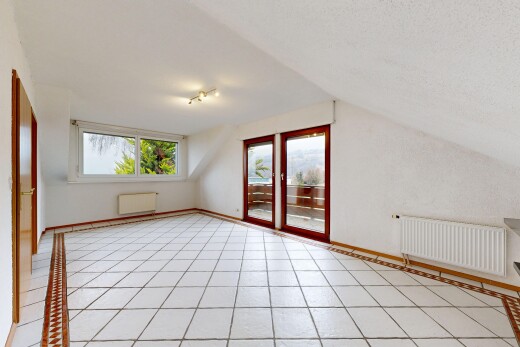 pièce vide avec radiateur, plafond voûté, vaulted ceiling, plafond bas, et low ceiling
