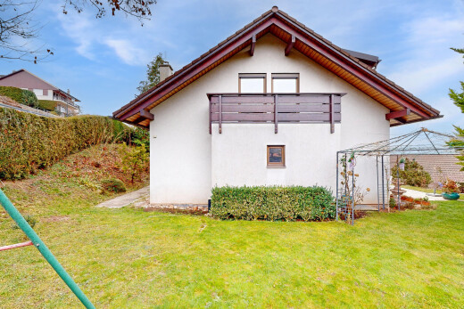 façade avec bardage en stuc, pelouse, from property, et day time