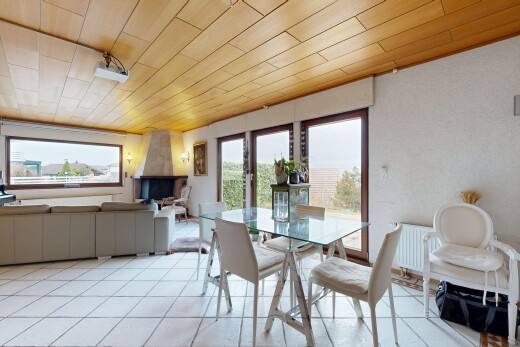 salon / salle à manger avec lumière naturelle, natural light, plafond en bois, wood ceiling, et inside property