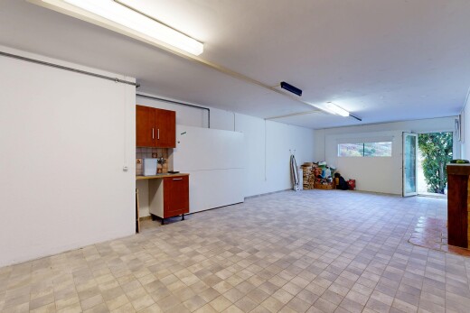 parking avec inside property