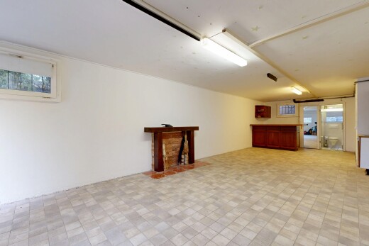 salon avec sous-sol, lumière naturelle, natural light, inside property, et cloison sèche