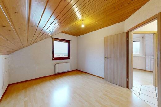 pièce vide avec plafond en bois, wood ceiling, sol en finition bois, wood finish floor, et inside property