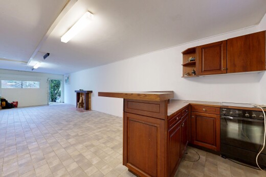 cuisine avec armoires élevées, péninsule de cuisine, inside property, four, et ouvert sur l'espace de vie