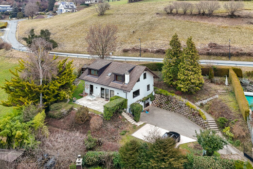 façade avec toit mansardé et property visible