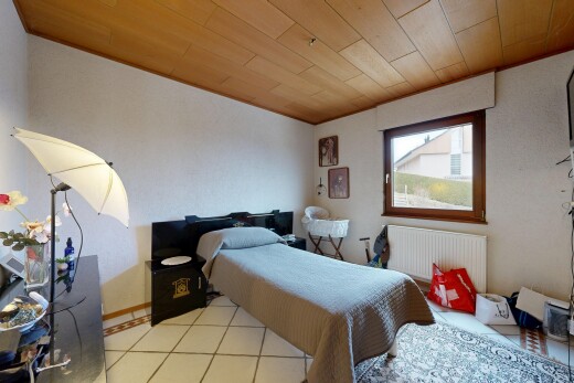 chambre avec plafond en bois, wood ceiling, radiateur, lumière naturelle, et natural light