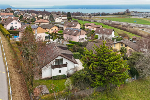 façade avec water view, vue sur l'eau, ocean view, residential view, et vue résidentielle