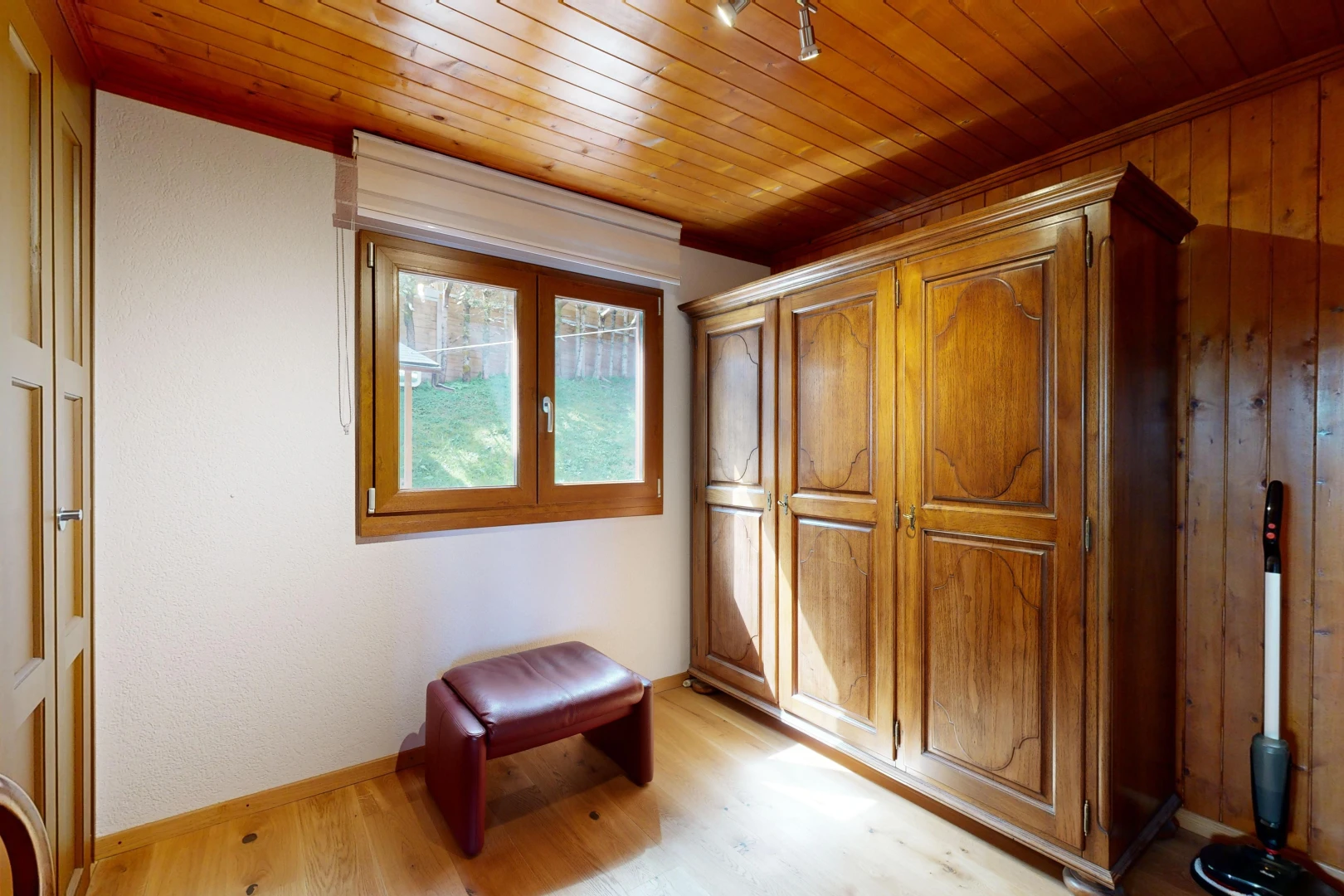 zimmer / schlafzimmer mit holzdecke, natürliches licht, und parkettboden