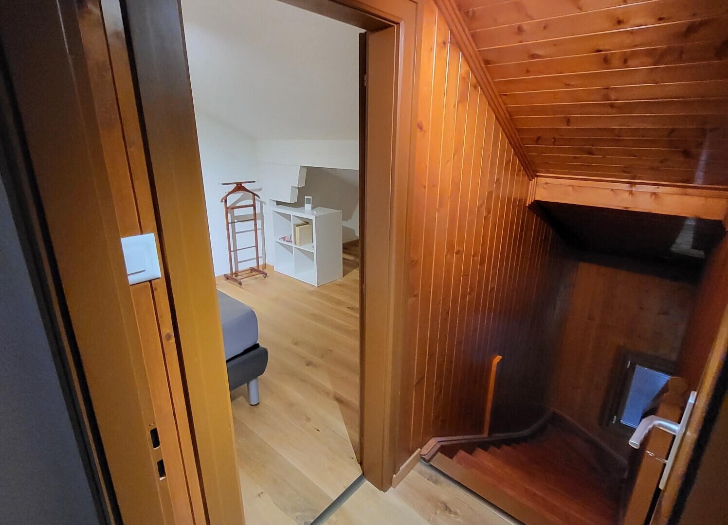innenraum mit floor, interior, wall / siding, holzfußboden, und wood finish floor