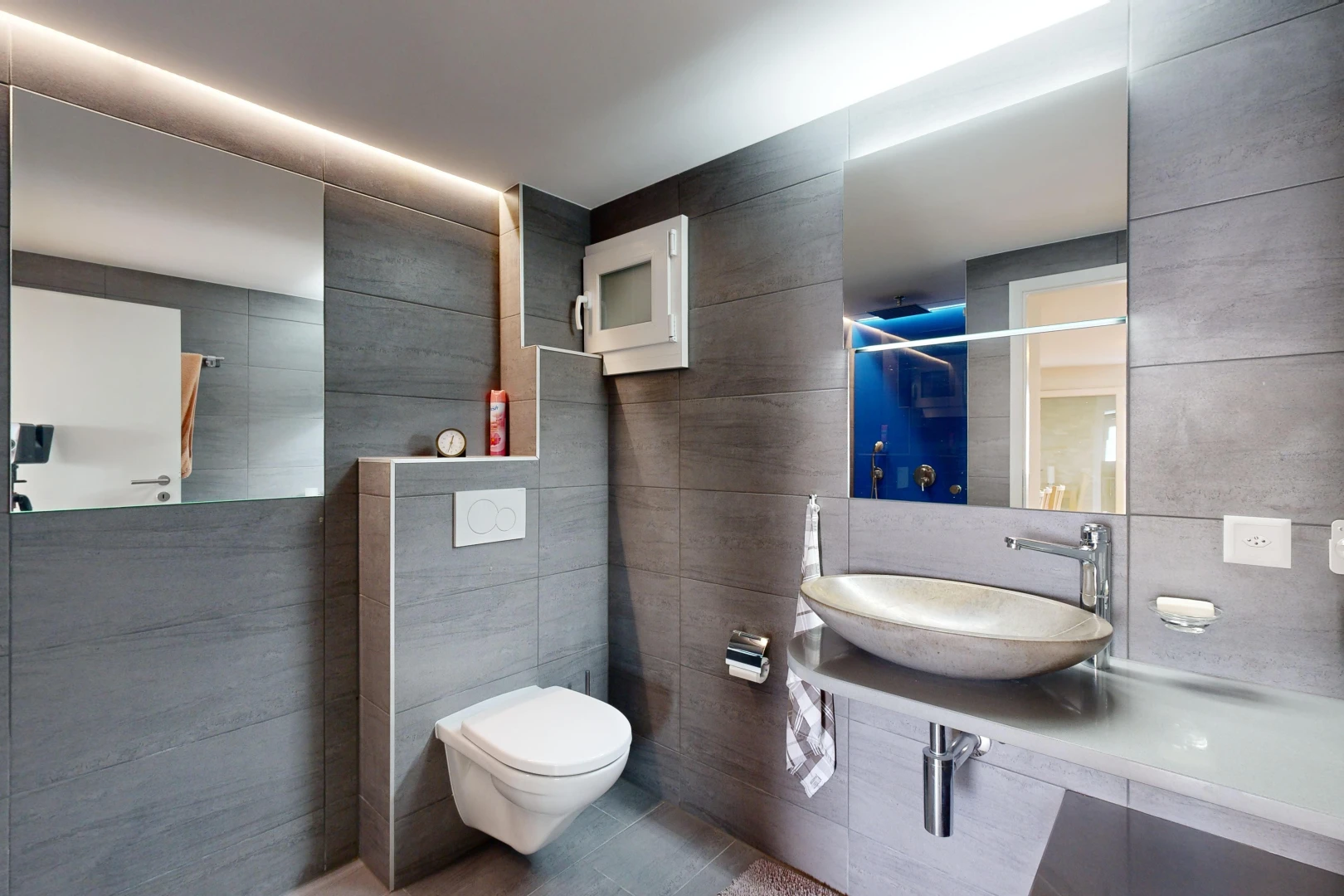 bad mit fliesenwand, waschbecken, spiegel, toilette, und dusche