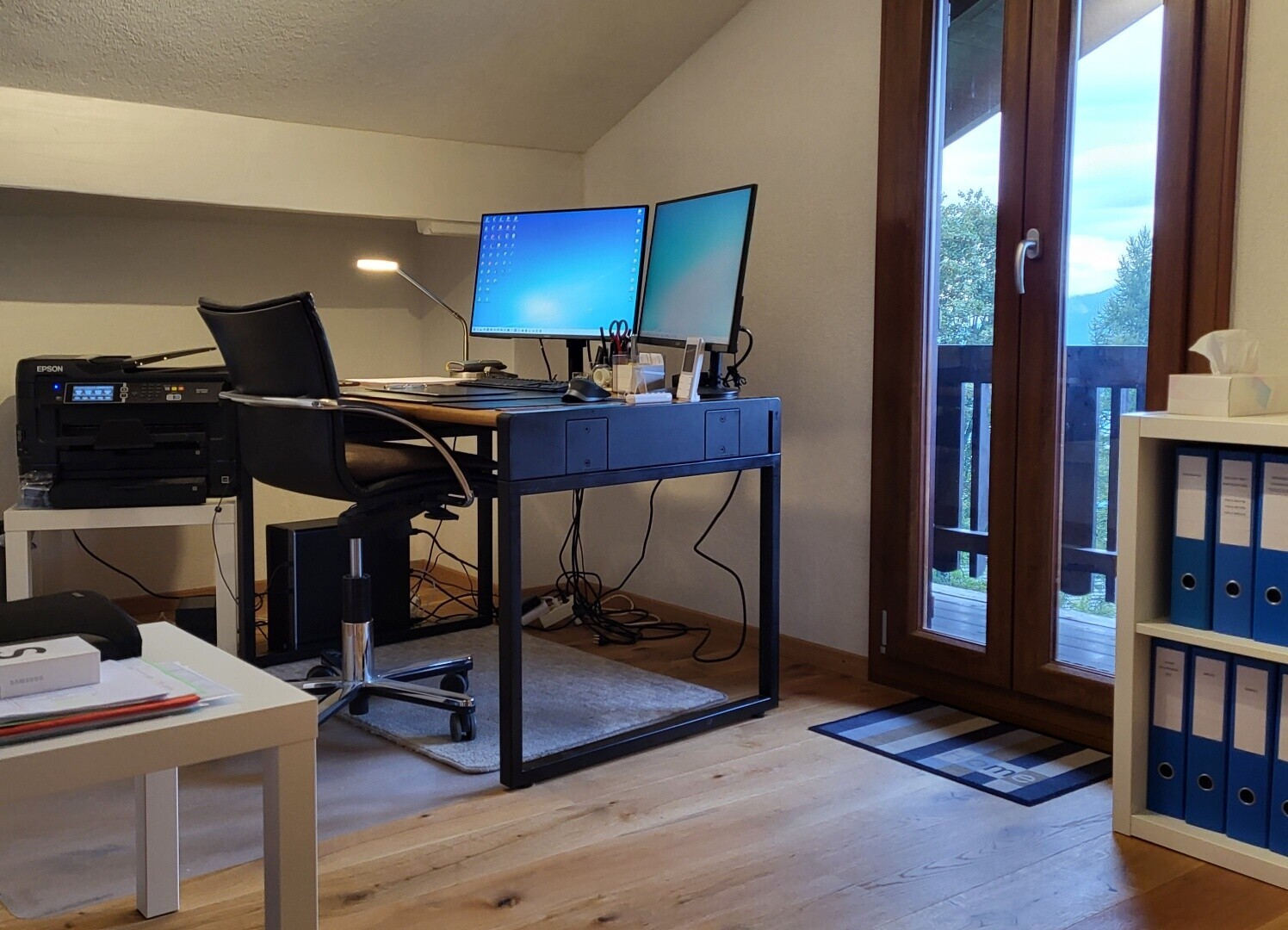 büro mit natürliches licht, natural light, fernseher, dachschräge, und vaulted ceiling