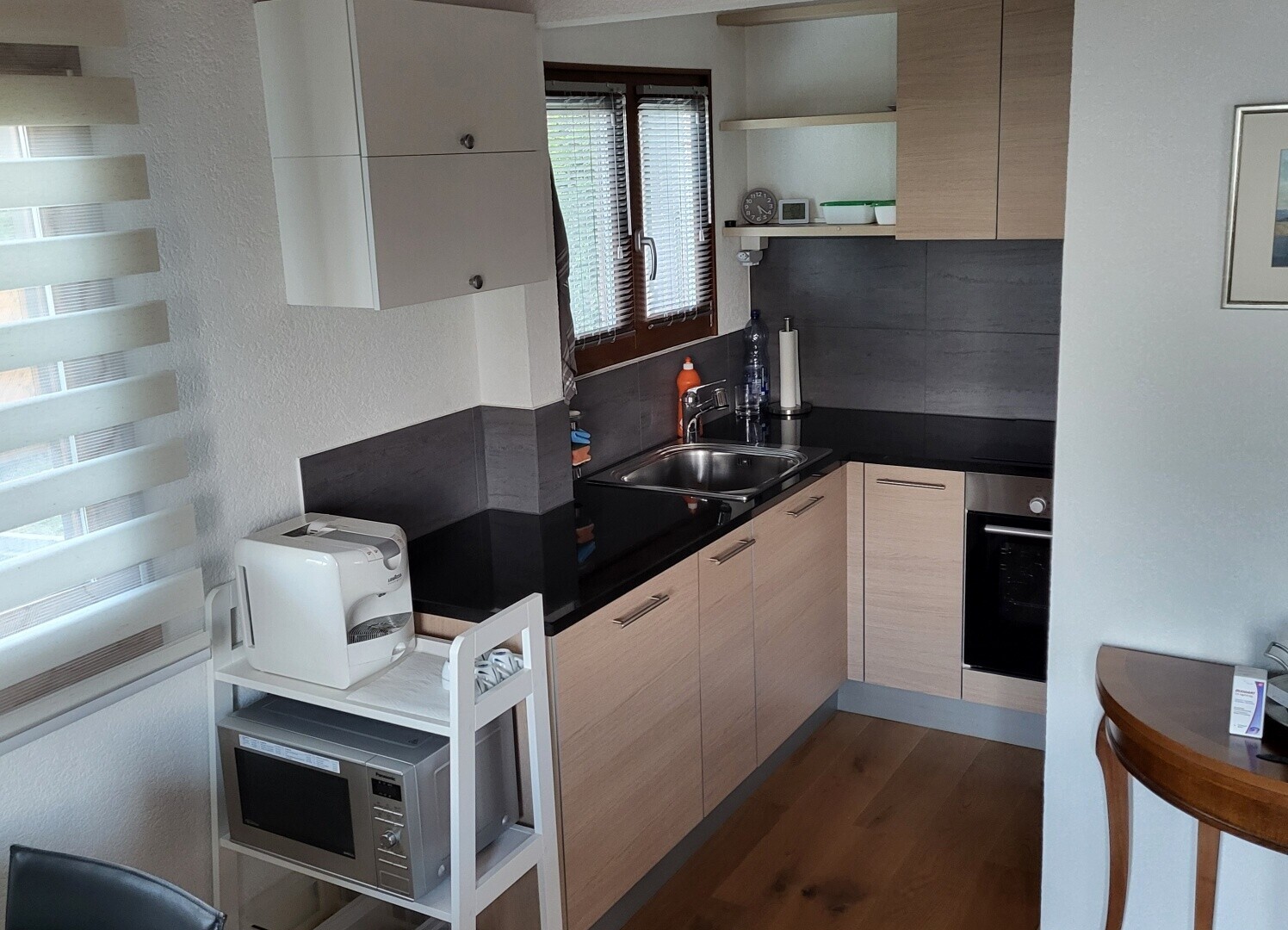 küche mit arbeitsplatten, offene regale, ofen, natürliches licht, und natural light
