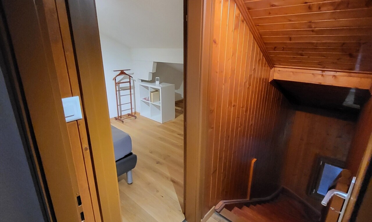 innenraum mit floor, interior, wall / siding, holzfußboden, und wood finish floor