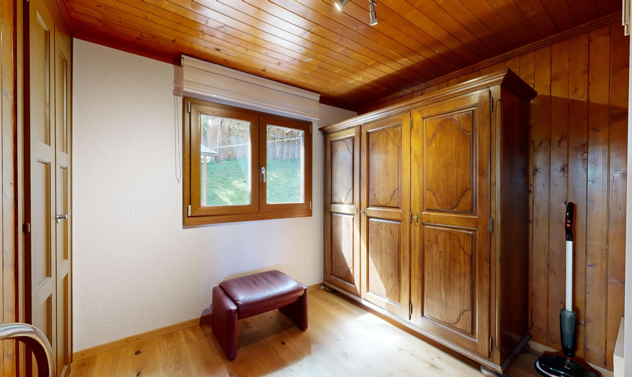 zimmer / schlafzimmer mit holzdecke, natürliches licht, und parkettboden