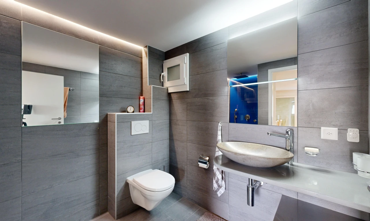 bad mit fliesenwand, waschbecken, spiegel, toilette, und dusche