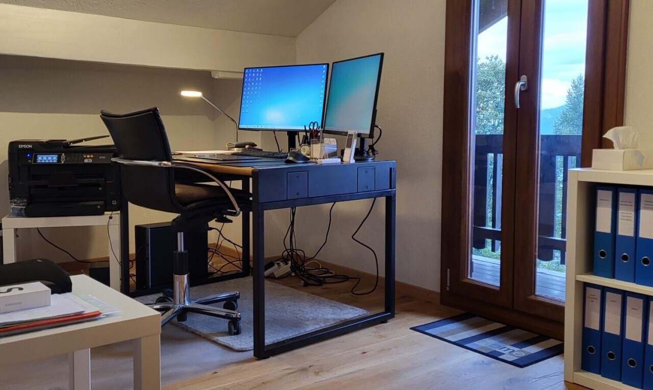 büro mit natürliches licht, natural light, fernseher, dachschräge, und vaulted ceiling