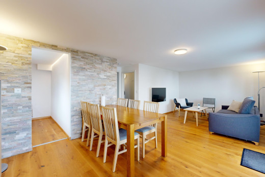 salon / salle à manger avec télévision et plancher de bois