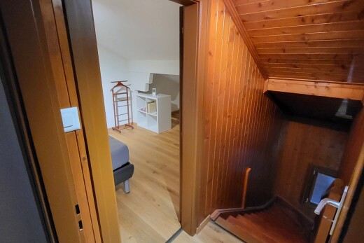 innenraum mit floor, interior, wall / siding, holzfußboden, und wood finish floor