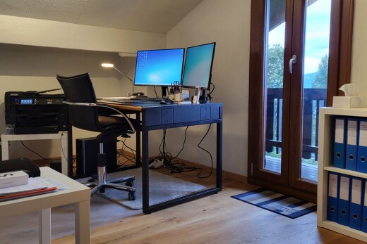 büro mit natürliches licht, natural light, fernseher, dachschräge, und vaulted ceiling