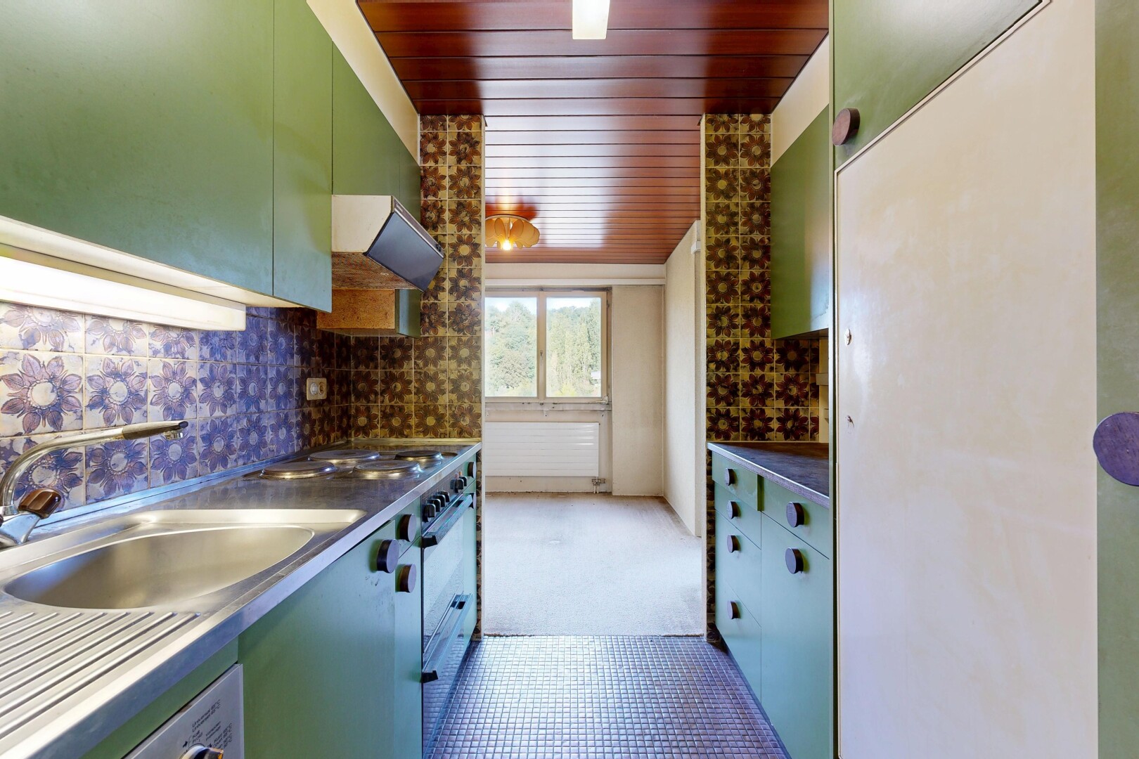 küche mit dunstabzugshaube, holzdecke, wood ceiling, grüne schränke, und green cabinets