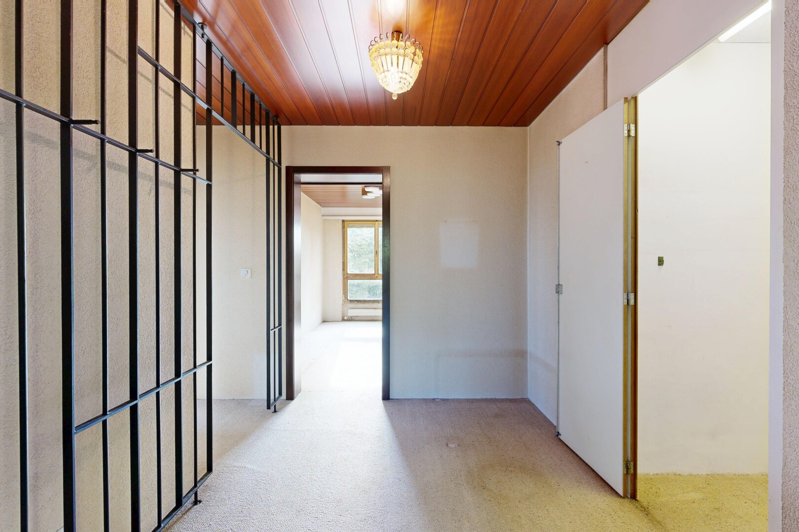 halle / korridor mit holzdecke, wood ceiling, natürliches licht, inside property, und high end ceiling