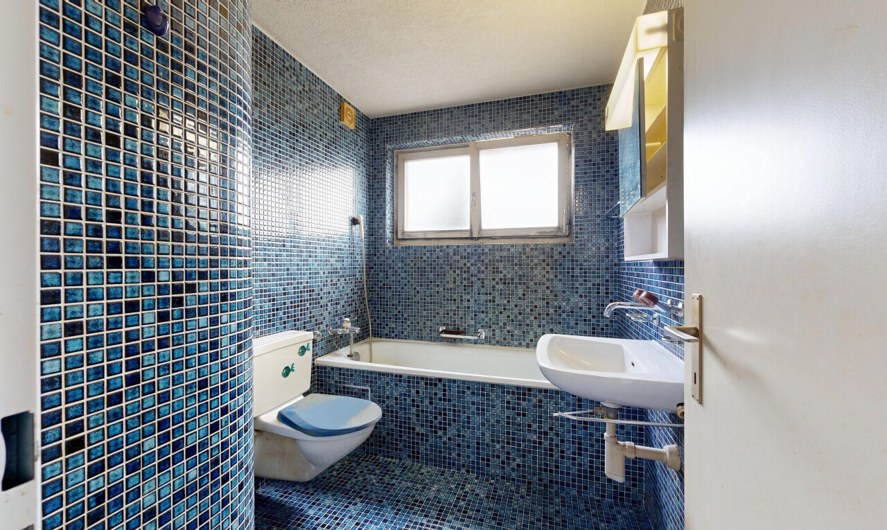 bad mit tile wall, fliesenwand, waschbecken, komplettes badezimmer, und toilette