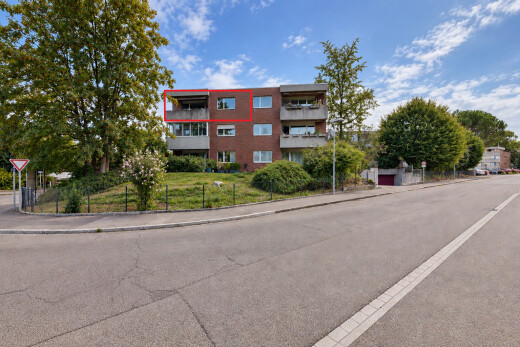 außenansicht mit bordsteine, apartment complex view, blick auf wohnanlage, day time, und from community