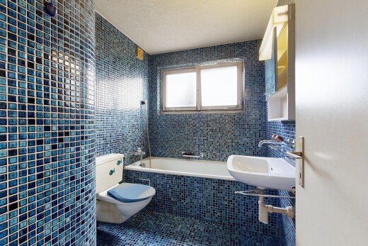bad mit tile wall, fliesenwand, waschbecken, komplettes badezimmer, und toilette