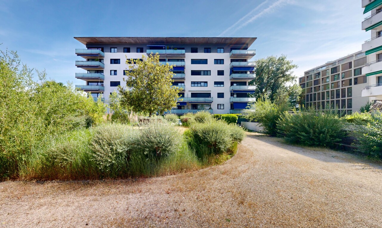 view of apartment building / complex