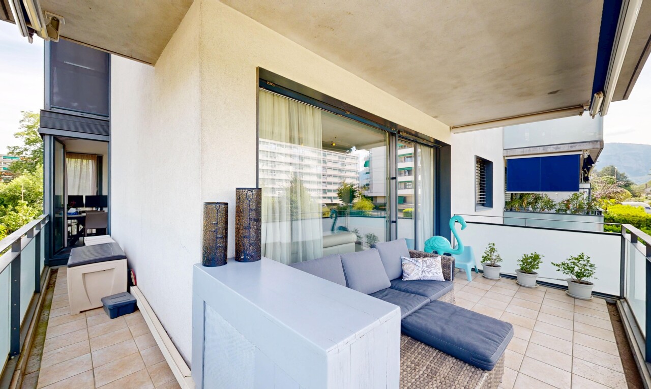 patio / terrace featuring an outdoor hangout area
