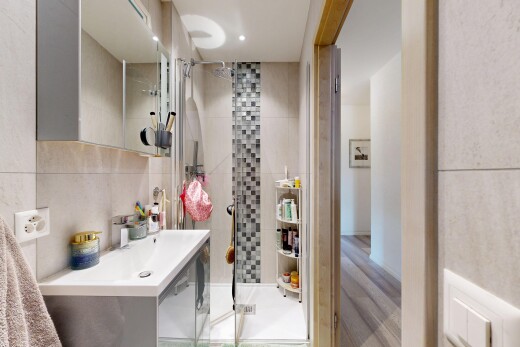 salle de bains avec miroir, douche, inside property, light floor, et salle de bain complète