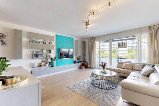 salon avec inside property, sol en finition bois, wood finish floor, télévision, et cloison sèche