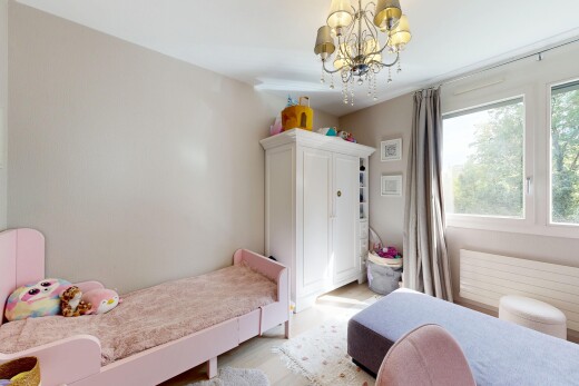 chambre avec lustre remarquable, lumière naturelle, natural light, inside property, et cloison sèche