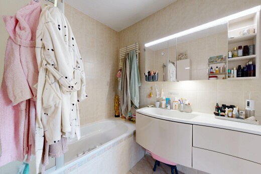 salle de bains avec salle de bain complète, lavabo (ou coiffeuse selon le contexte), inside property, évier, et light floor