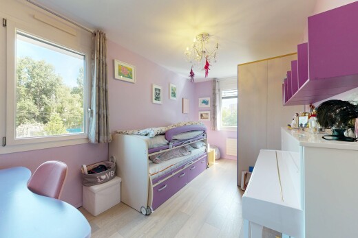 chambre avec inside property, light floor, lumière naturelle, natural light, et sol en finition bois