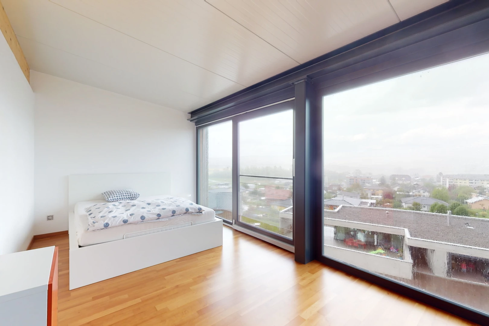 chambre à coucher avec lumière naturelle et parquet