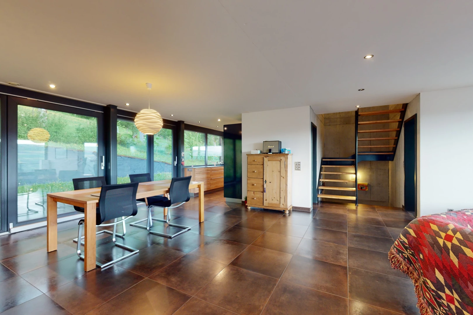 salle à manger avec lumière naturelle et carrelage