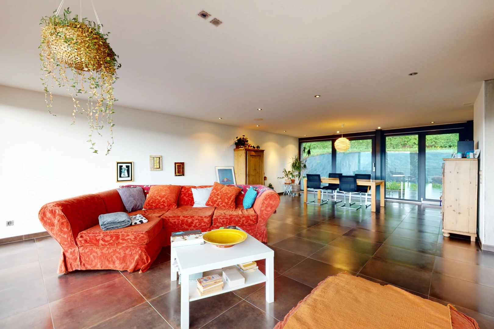 salon avec lumière naturelle et carrelage