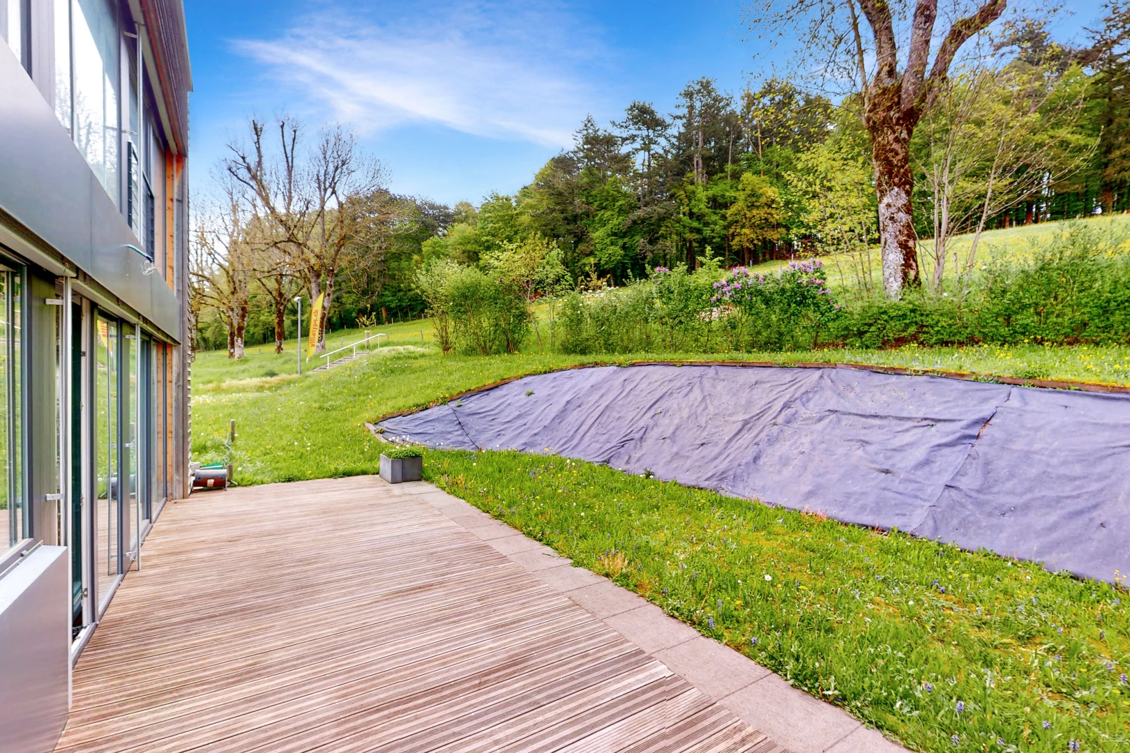terrasse en bois avec pelouse